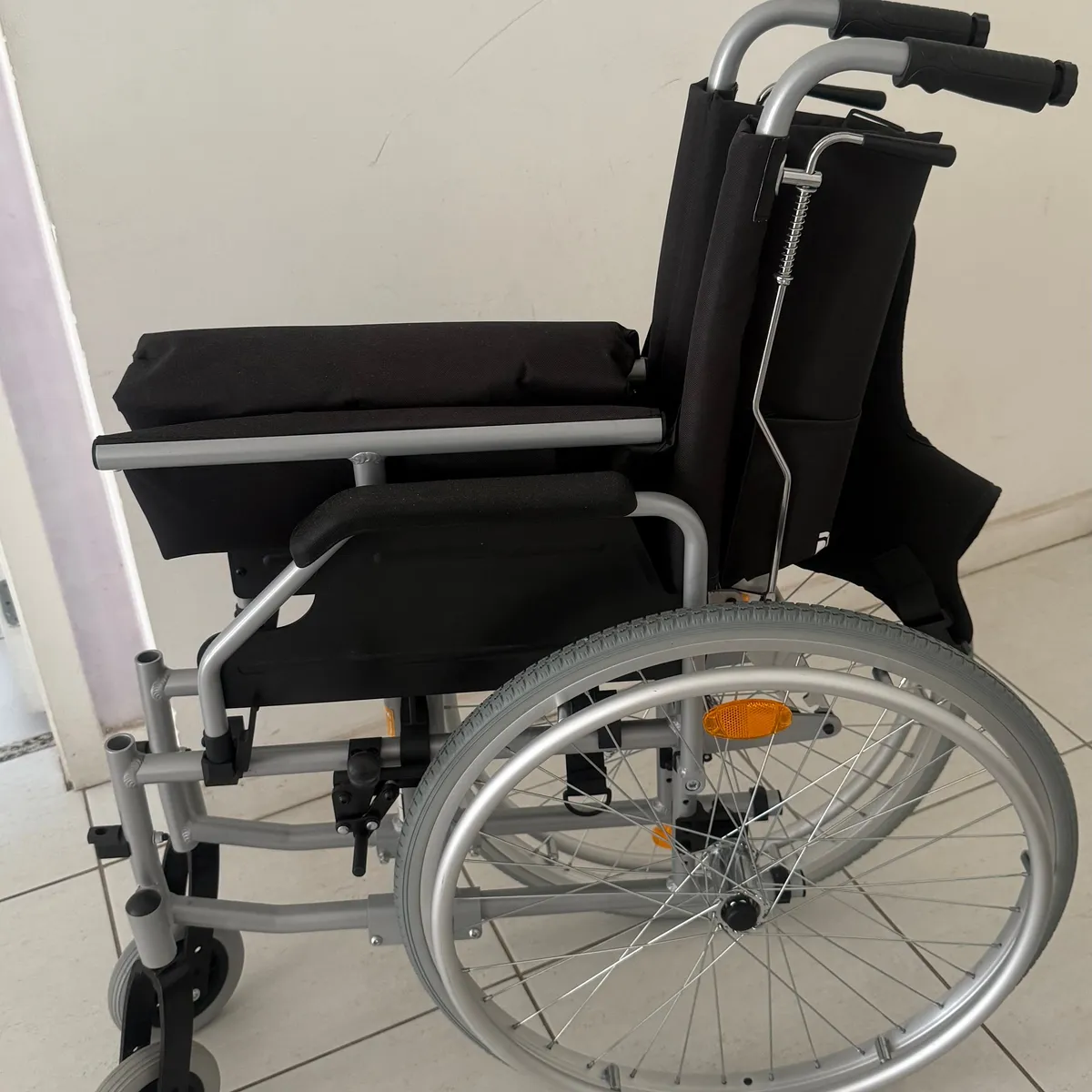 Cadeira de Rodas Praticamente Zerada com Todos os Acessórios