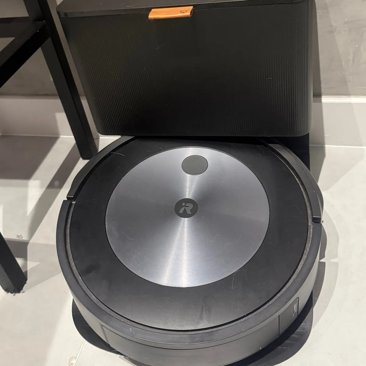 Robô Roomba J7+ com Esvaziamento Automático c/ Base